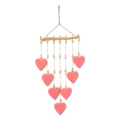 Wandbehang aus Holz - Handgeschnitzter und bemalter rosafarbener Wandbehang aus Holz mit Herzmotiv