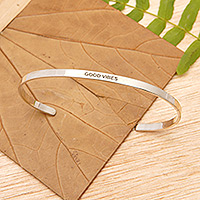 Manschettenarmband aus Sterlingsilber, „Your Vibe“ – Poliertes, minimalistisches Good Vibes-Manschettenarmband aus Sterlingsilber