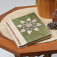 Naturfaser-Tagebuch „Magnolia Memories“ – handgefertigtes Naturfaser-Blumentagebuch mit grünen Blättern