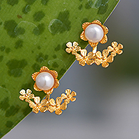 Pendientes tipo ear jacket de perlas cultivadas bañadas en oro, 'Pearly Eden' - Pendientes tipo ear jacket con perlas blancas bañadas en oro floral de 22k