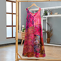 Batik-Rayon-Kleid, „Pink Patchwork Dreams“ – Ärmelloses Tunika-Kleid aus Batik-Rayon in Magenta und Begonia