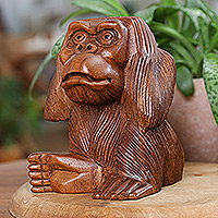 Escultura de madera, 'Orangután aburrido' - Escultura de orangután de madera de Suar tallada a mano de Bali