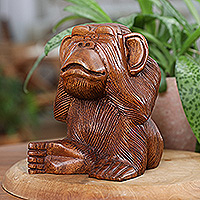 Escultura de madera, 'Orangután descarado' - Escultura de orangután de madera de Suar tallada a mano en Bali