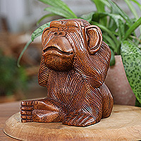 Escultura de madera, 'Chimpancé asustado' - Escultura de madera de suar natural tallada a mano de mono asustado