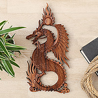 Holzreliefplatte, „Brennender Drache“ – handgeschnitzte traditionelle Feuerdrachen-Reliefplatte aus Suar-Holz