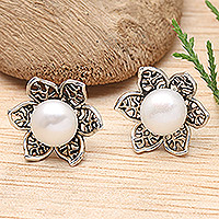 Ohrhänger mit Knopf aus Zuchtperlen, „Pearly Spring“ – Ohrringe mit Knöpfen aus naturbelassenen Zuchtperlen mit Blumenmuster in Silber und Weiß