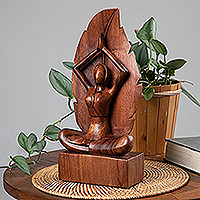 Escultura de madera, 'Parvatasana Pose' - Escultura de madera de suar de postura de yoga Parvatasana tallada a mano