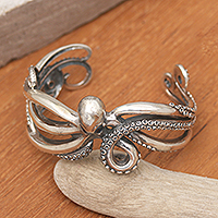Manschettenarmband aus Sterlingsilber, „Kraken's Grace“ – Kraken-Manschettenarmband aus poliertem und oxidiertem Zirkonia