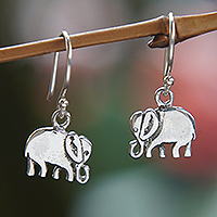 Ohrhänger aus Sterlingsilber, „Junge Elefanten“ – Ohrhänger aus poliertem Sterlingsilber mit Elefantenmotiv