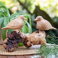 Holzskulptur „Flitterwochen-Spatz“ – handgefertigte romantische Vogelskulptur aus Jempinis und Benalu aus Holz