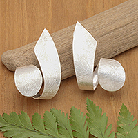 Pendientes colgantes de plata de ley, 'Tie Roll' - Pendientes colgantes modernos de plata de ley con forma de remolino satinado cepillado