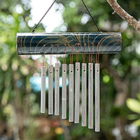 Bambus-Windspiel, „Early Morning Song in Blue“ – Bambus-Windspiel in Blau mit neun Aluminiumrohren aus Bali