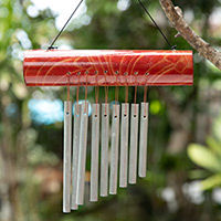 Bambus-Windspiel, „Early Morning Song in Red“ – Rotes Bambus-Windspiel mit neun Aluminiumrohren aus Bali