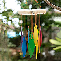 Windspiel aus Bambus und Glas, „Rainbow Tunes“ – Handgefertigtes Windspiel aus Regenbogenglas und Bambus aus Bali