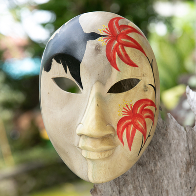 Holzmaske, „Hibiscus Lady“ – Wandmaske aus Holz mit handbemalten Blumen- und Vogelmotiven