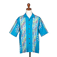 Herren-Baumwoll-Batikhemd, „Tropical Breeze“ – Herren-Batik-Baumwollhemd mit Knopfleiste und Chakra-Motiv in Hellblau