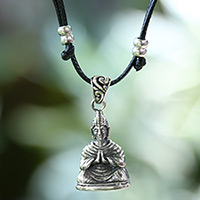 Halskette mit Anhänger aus Sterlingsilber, „Ruhe des Buddha“ – Polierte, verstellbare Halskette mit Buddha-Anhänger aus Sterlingsilber