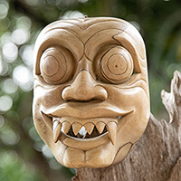 Máscara de madera, 'Scared of Bhutakala' - Máscara de Bhutakala de madera de hibisco natural tallada a mano de Bali