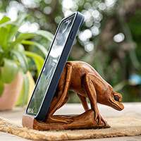 Soporte para teléfono de madera, 'Buscando algo de comida' - Jempinis Wood Frog Phone Stand tallado a mano en Bali