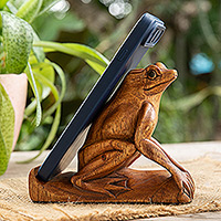 Soporte para teléfono de madera, 'Pensive Frog' - Soporte para teléfono de madera Jempinis con temática de rana balinesa hecho a mano