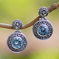 Pendientes colgantes de topacio azul, 'Gong of Loyalty' - Pendientes colgantes clásicos de topacio azul de cinco quilates en forma de gong