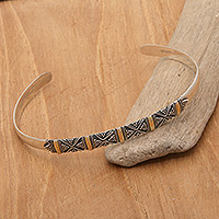 Manschettenarmband mit Goldakzent, „Balinesisches Feuerwerk“ – Manschettenarmband mit klassischem Muster aus 18-karätigem Gold aus Bali