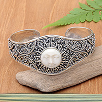 Pulsera de puño de plata de ley, 'Blooming Sun' - Pulsera de puño de plata de ley con motivo de sol tallado a mano