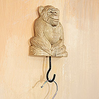 Perchero de madera, 'Ape Style' - Perchero de madera de hibisco tallado a mano en forma de mono