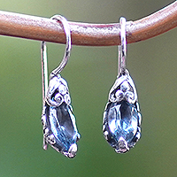 Pendientes colgantes de topacio azul, 'Dancing Seeds' - Pendientes colgantes de plata balinesa con piedras preciosas de topacio azul