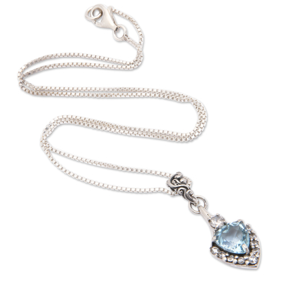Halskette mit Blautopas-Anhänger, „Pfeil der Loyalität“ – Zweikarätige Halskette mit pfeilförmigem Blautopas-Anhänger