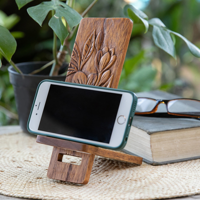 Telefonständer aus Holz, „Thriving Frangipani“ – handgeschnitzter Telefonständer aus Jempinis-Holz mit Frangipani-Thema