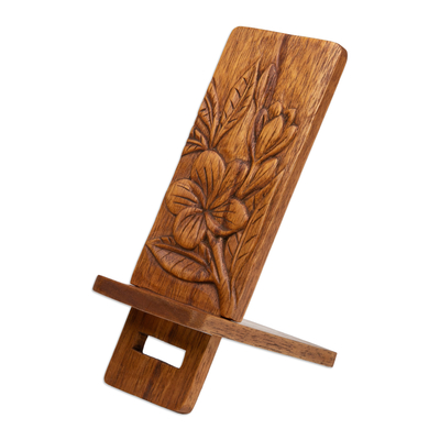 Telefonständer aus Holz, „Thriving Frangipani“ – handgeschnitzter Telefonständer aus Jempinis-Holz mit Frangipani-Thema