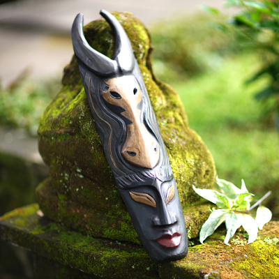 Wandmaske aus Holz, „Guardian Buffalo“ – klassische geschnitzte Wandmaske aus Büffel-Albesia-Holz aus Bali
