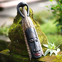 Wandmaske aus Holz, „Inkarnation Gottes“ – Traditionelle handgeschnitzte Wandmaske aus bemaltem Albesia-Holz
