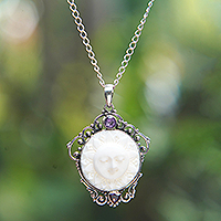 Halskette mit Amethyst- und Granat-Anhänger, „Sonnenblumenkönigin“ – Halskette mit Amethyst- und Granat-Anhänger im Sonnenblumen-Thema