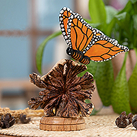 Holzskulptur „Butterfly Greatness“ – Monarchfalter-Skulptur aus natürlichem Benalu- und Jempinis-Holz