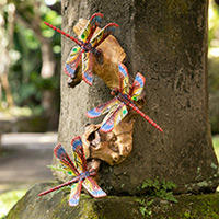 Cuadro de madera, 'Crimson Dragonfly' - Cuadro de madera con motivos de libélula pintados a mano de Bali