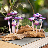 Holzskulptur „Purple Tropic“ – handgefertigte Holzskulptur eines lila Pilzes mit Naturmotiven