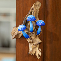 Arte de pared de madera, 'Seta encantada' - Arte de pared de madera con temática de setas azules pintado a mano
