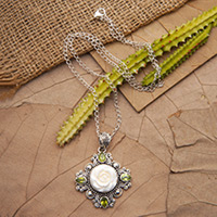 Halskette mit Peridot-Anhänger, „Paradiesischer Frühling“ – Halskette mit facettiertem Peridot-Anhänger mit Blumenmotiven und Naturmotiven
