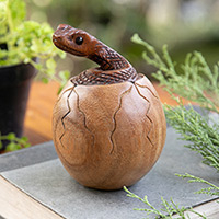 Escultura de madera, 'La Cobra Bebé' - Escultura de madera de suar natural tallada a mano de cobra eclosionando