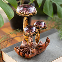 Holzskulptur „Magischer Agaricus“ – handbemalte balinesische Holzskulptur mit Pilzmotiv