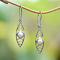 Pendientes colgantes de perlas cultivadas, 'Estilo surf en blanco' - Pendientes colgantes de plata con perlas cultivadas y detalles calados