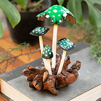 Holzskulptur „Growing in Nature“ – handbemalte Holzskulptur grüner Pilze aus Bali