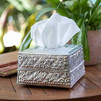 Cubierta de caja de pañuelos de aluminio, 'Sparkling Touch' - Cubierta de caja de pañuelos de aluminio en relieve hecha a mano de Bali