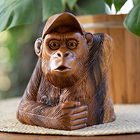 Escultura de madera, 'Orangután curioso' - Escultura de orangután de madera de Suar firmada y tallada a mano en Bali