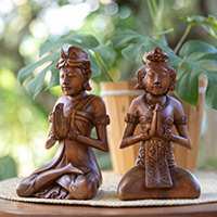 Esculturas de madera, 'Hermosa pareja balinesa' (par) - Dos esculturas de madera de pareja balinesa meditando talladas a mano