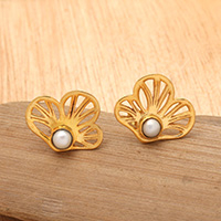 Pendientes de botón con perlas cultivadas bañadas en oro - Aretes tipo botón con forma de trébol y perlas cultivadas bañadas en oro de 22 k