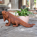 Suar Wood Iguana Escultura Tradicional Balinés Tallado, 'Iguana Impresionante'