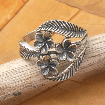 Sterling silver cocktail ring, ‘Frangipani in Bloom’ - Floral and Leaf-Themed Sterling Silver Cocktail Ring